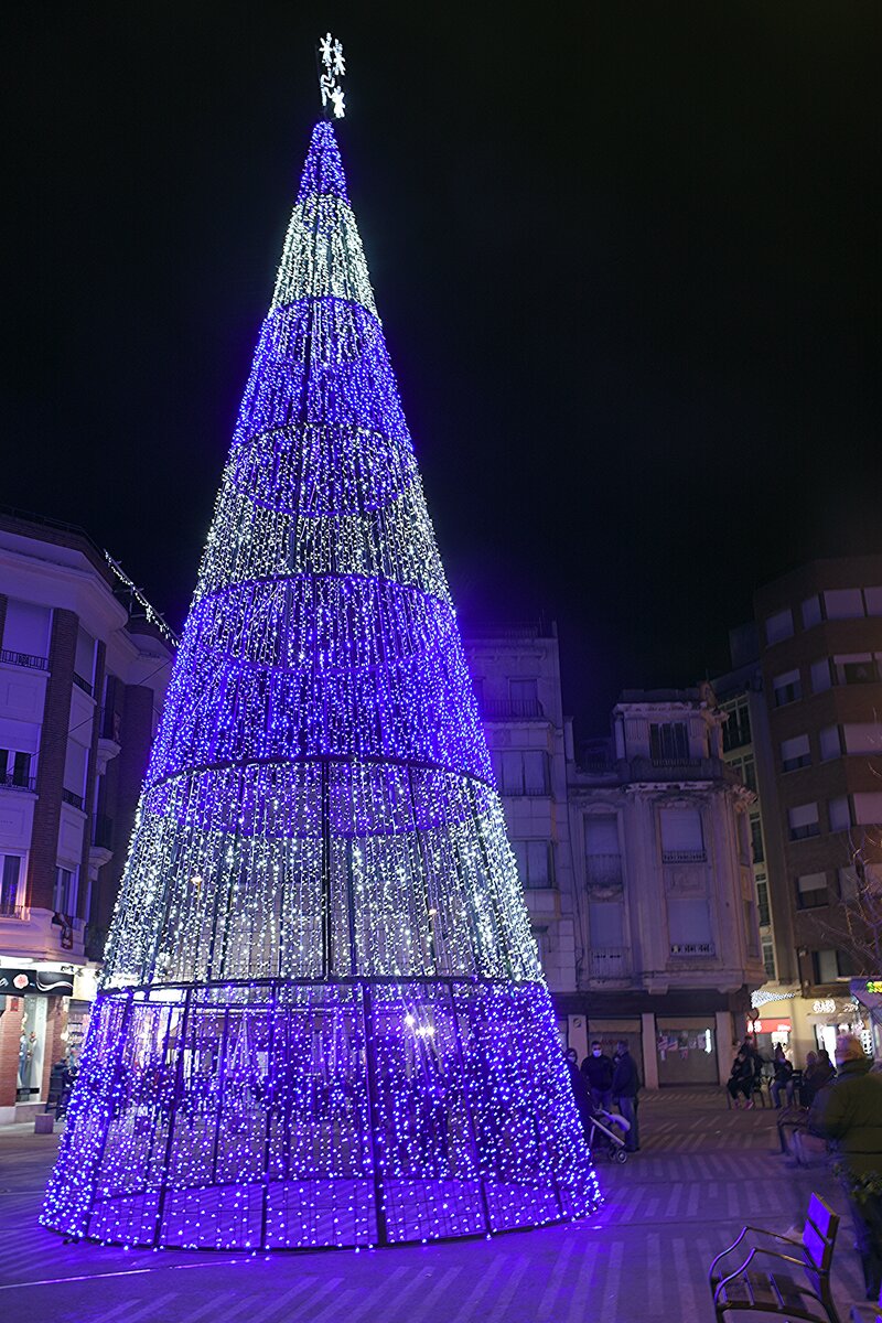 TALAVERA DE LA REINA (Kastilien-La Mancha/Provinz Toledo), 18.12.2021, Weihnachtsbeleuchtung an der Plaza del Reloj