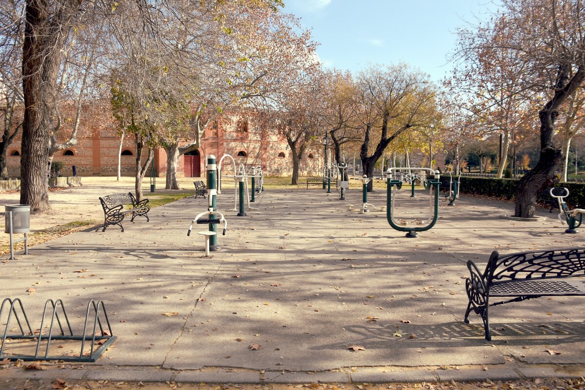 TALAVERA DE LA REINA (Kastilien-La Mancha/Provinz Toledo), 19.12.2021, Trimm-Dich-Platz im Parque del Prado, im Hintergrund die Stierkampfarena
