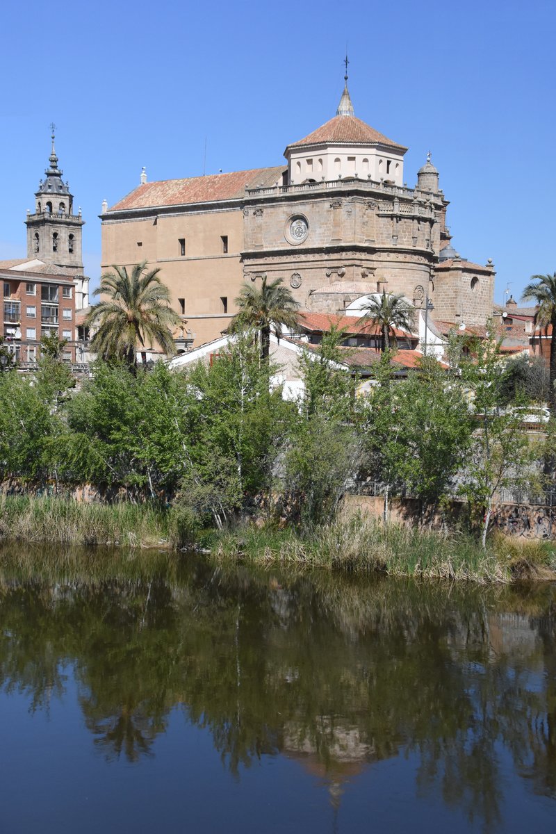 TALAVERA DE LA REINA (Provincia de Toledo), 13.04.2019, Blick von der Puente de Santa Catalina ber den Rio Tajo auf Iglesia de San Prudencio und Colegiata de Santa Mara la Mayor