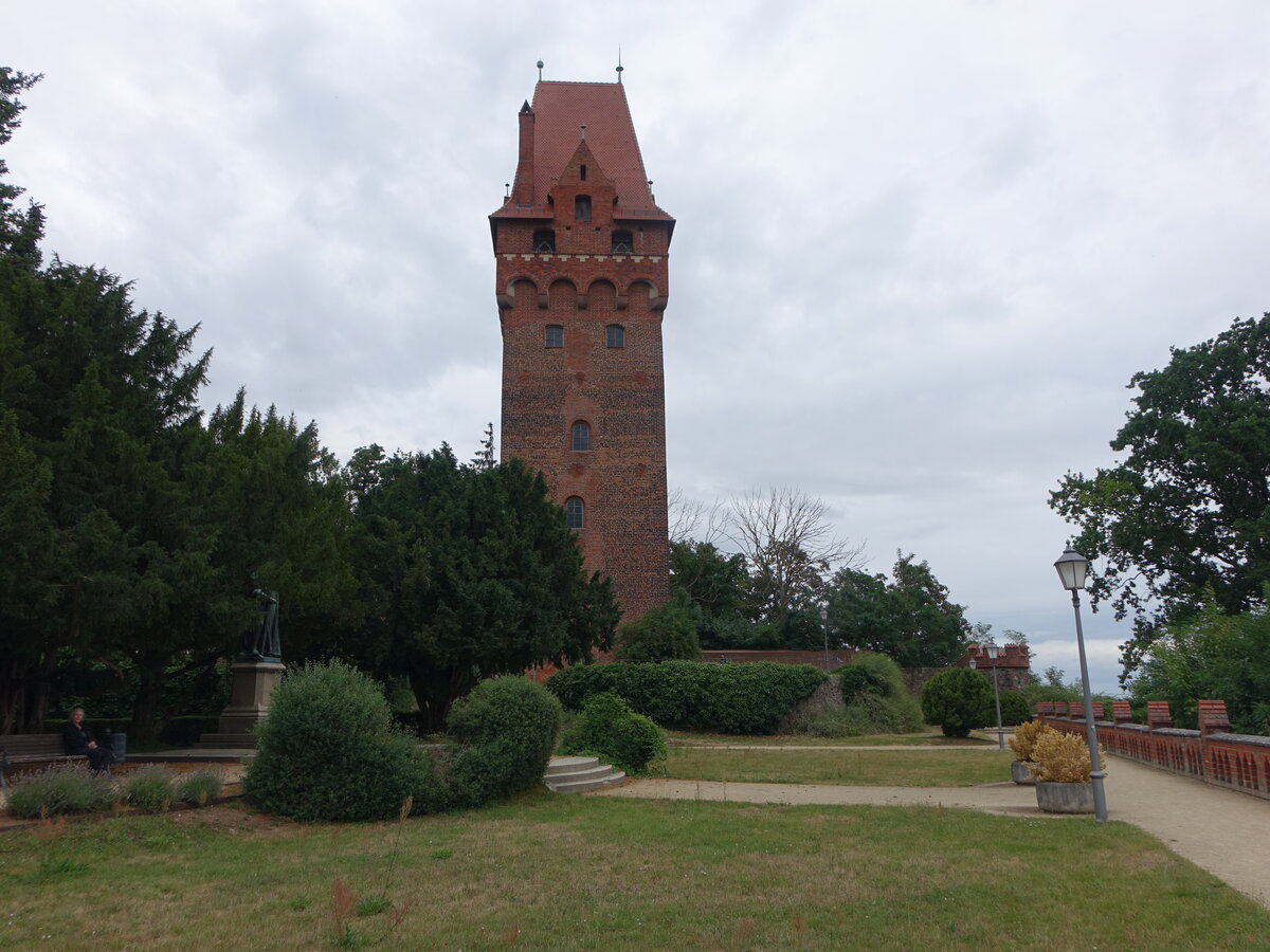 Tangermnde, Kapitelturm der Burg, erbaut im 14. Jahrhundert (09.07.2025)