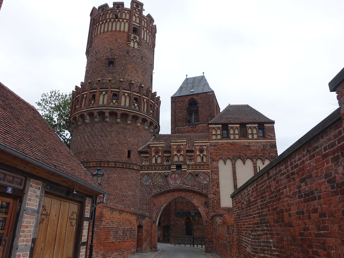 Tangermnde, Neustdter Tor, erbaut ab 1300, Rundturm erbaut im 15. Jahrhundert (09.07.2025)