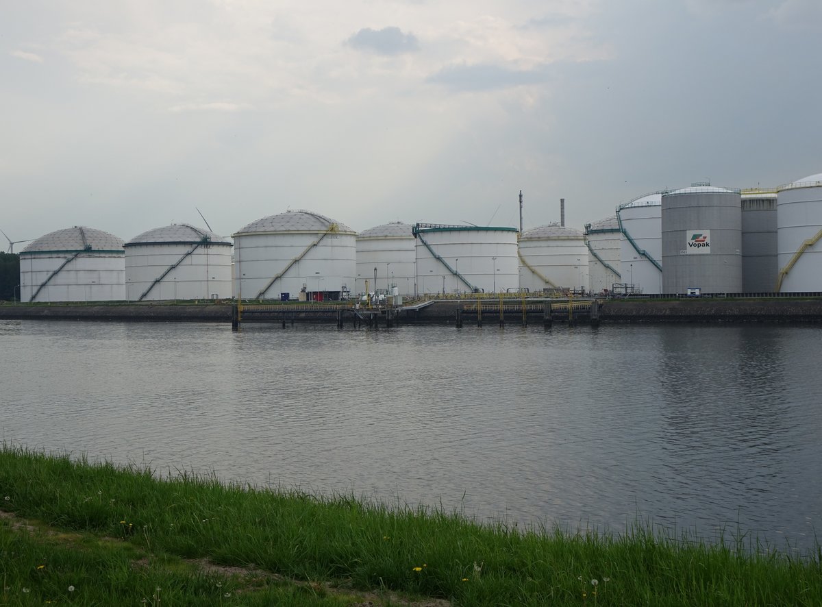 Tanklager im Europort in Rotterdam (11.05.2016)