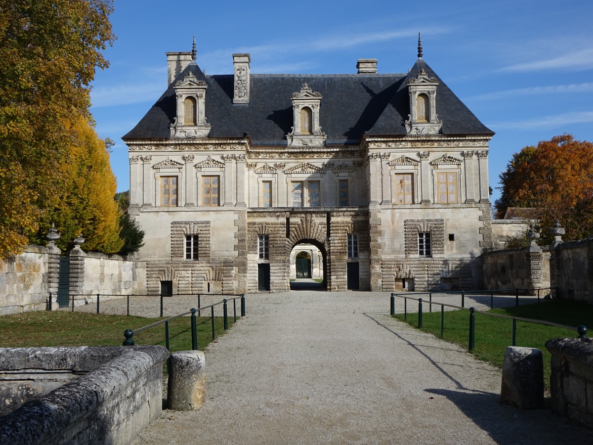 Tanlay, Torhaus von Chateau Tanlay, Torbau im Stil Louis-treize (27.10.2015)