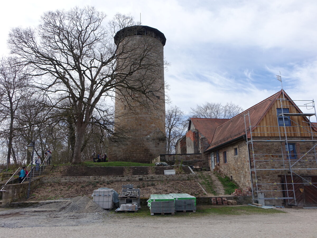 Tannroda, Burg mit Bergfried, erbaut im 12. Jahrhundert, heute Thringer Korbmachermuseum (17.04.2022)