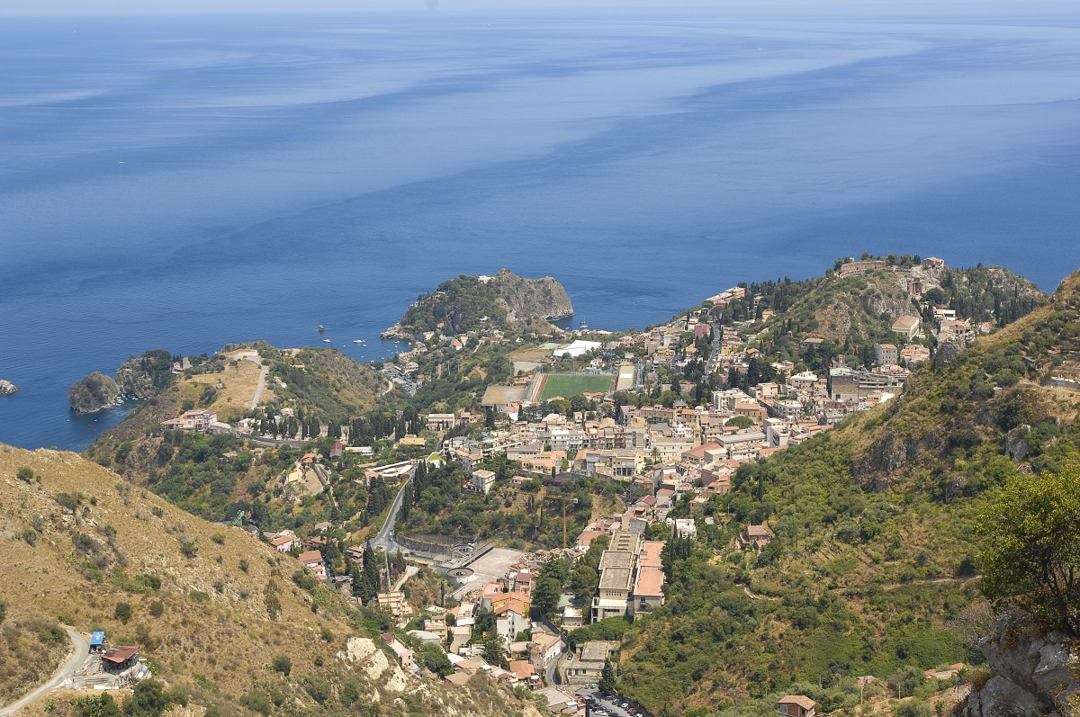 Taormina von Castelmola aus gesehen. Aufnahme: Juli 2013.