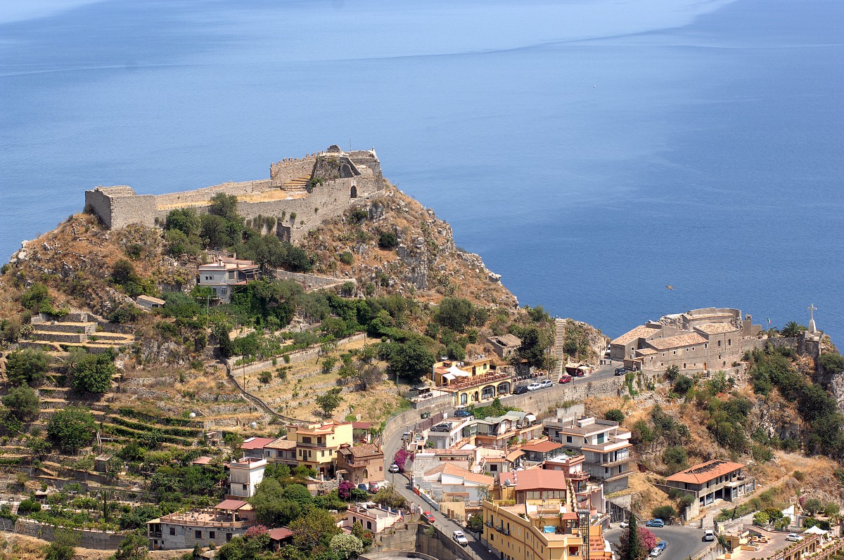 Taormina von Castelmola aus gesehen. Aufnahme: Juli 2013.