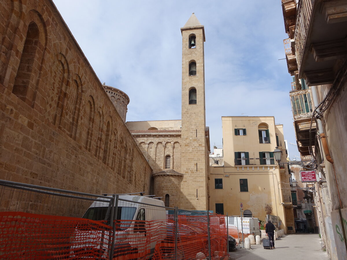 Taranto, Dom San Cataldo, erbaut ab 1071, Fassade von 1713 (01.03.2023)