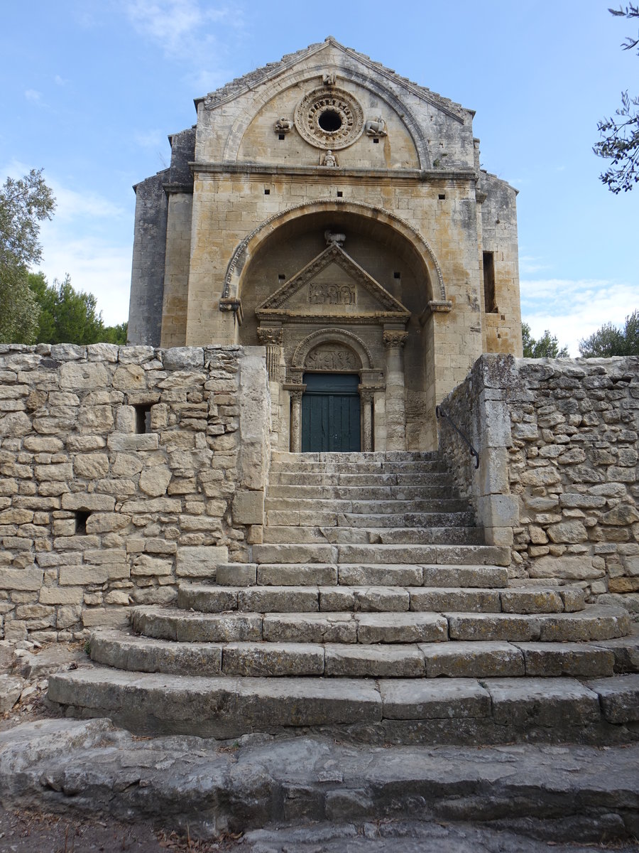 Tarascon, Kapelle Saint-Gabriel, Dde heute in einem kleinen Olivenhain gelegene Kapelle wurde in der zweiten Hlfte des 12. Jahrhunderts als einfache Saalkirche mit innen halbrunder und auen polygonaler Apsis errichtet (25.09.2017)