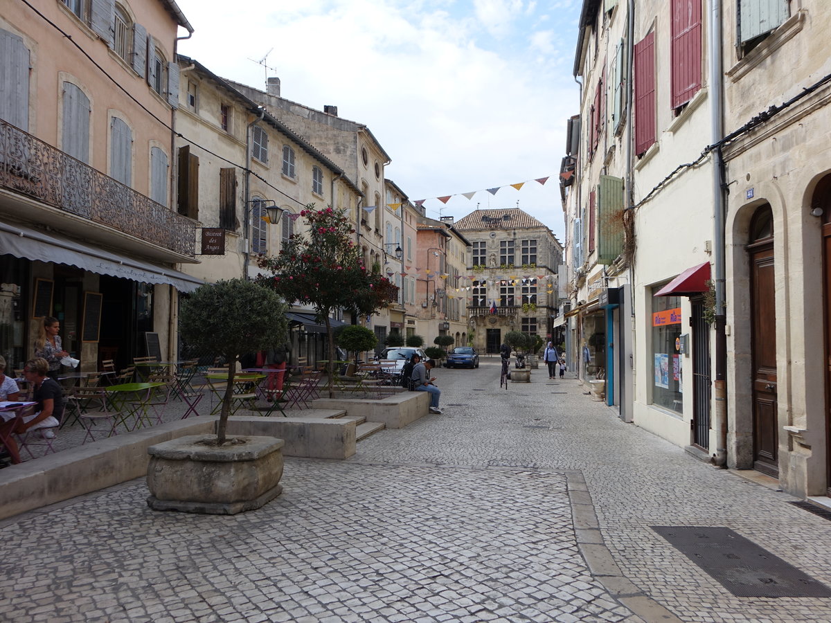 Tarascon, Place du Marche mit Rathaus in der Altstadt (25.09.2017)