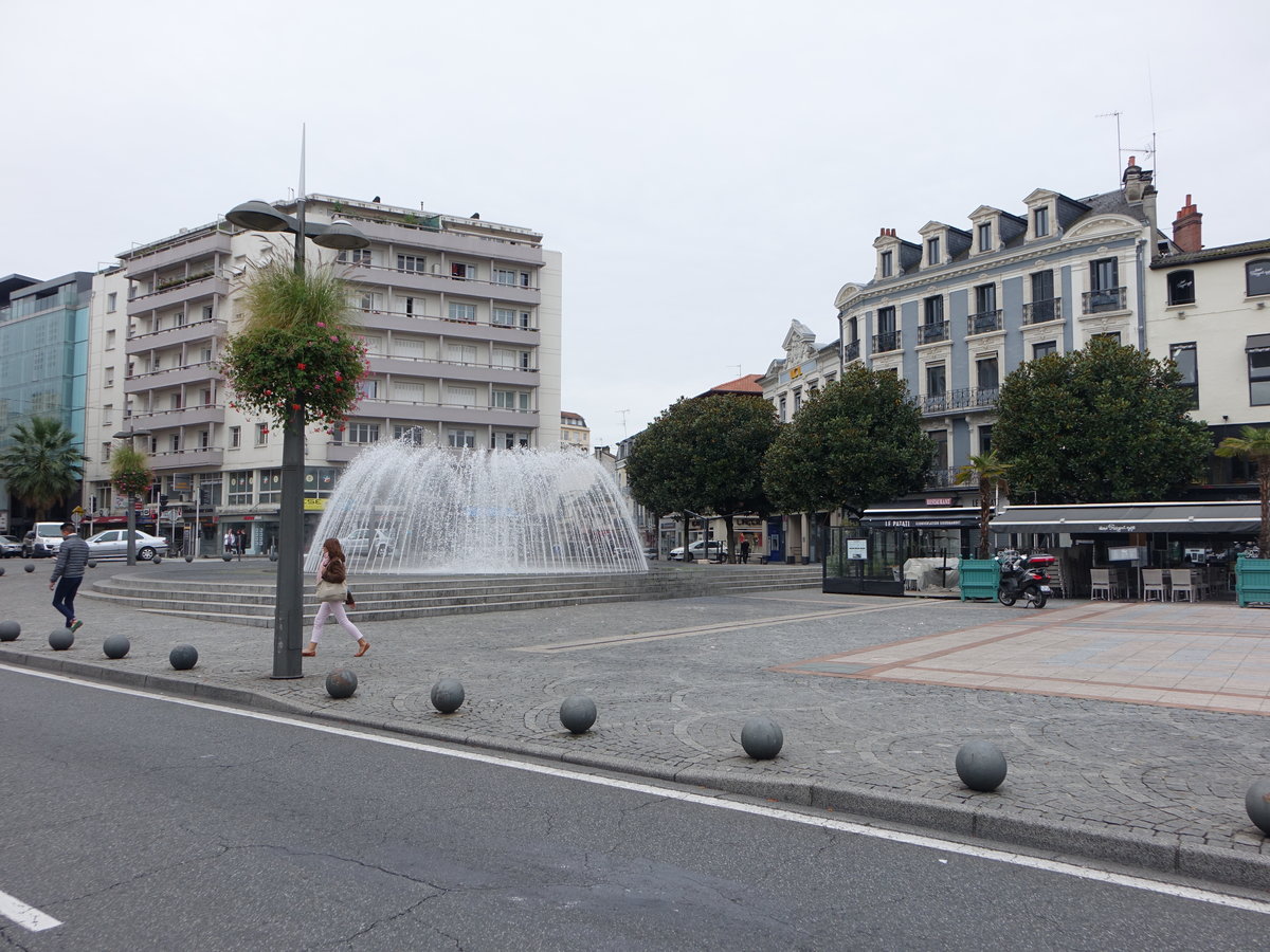 Tarbes, Brunnen Fontaine Droits de Enfant und Gebude am Place de Verdun (01.10.2017)