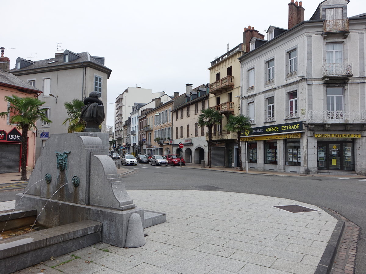 Tarbes, Brunnen und Huser in der Rue Marechal Foch (01.10.2017)