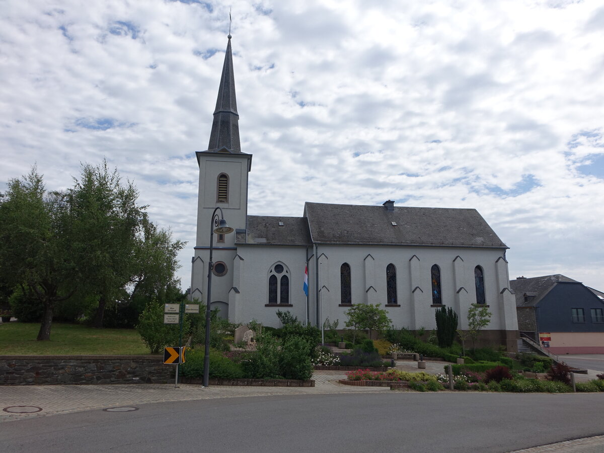 Tarchamps, Pfarrkirche Saint-Pirmin in der Duerfstrooss (22.06.2022)