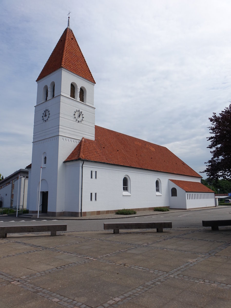 Tarm, Ev. Kirche, erbaut von 1911 bis 1912, erweitert von 1965 bis 1967 (09.06.2018)