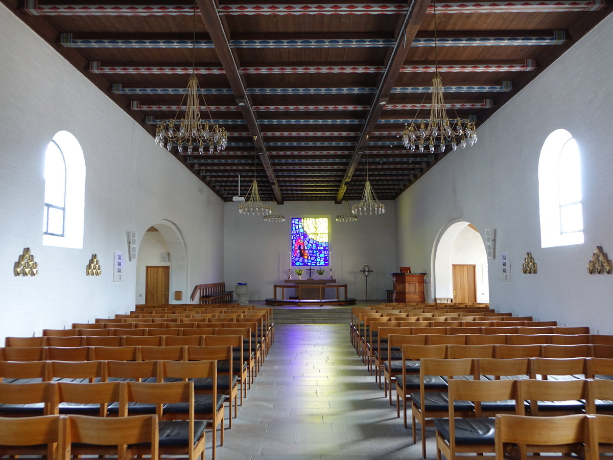 Tarm, Innenraum der Ev. Kirche, die Altartafel ist ein Glasmosaik genannt  Die Frauen am Grab  von Sven Havsteen Mikkelsen (09.06.2018)