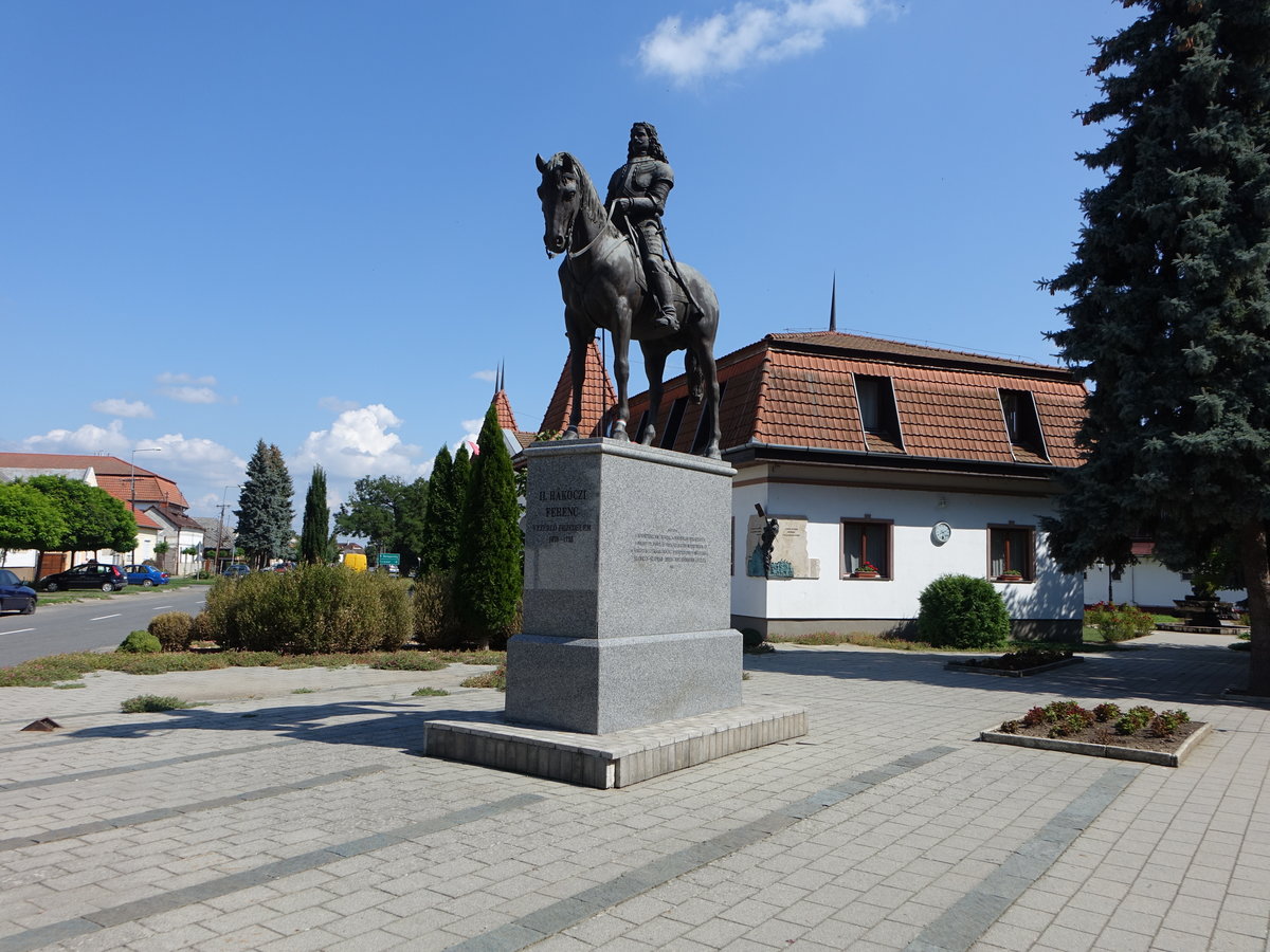 Tarpa, Reiterstandbild von Ferenc Rkczi II.  in der Kossuth Lajos Utca (07.09.2018)