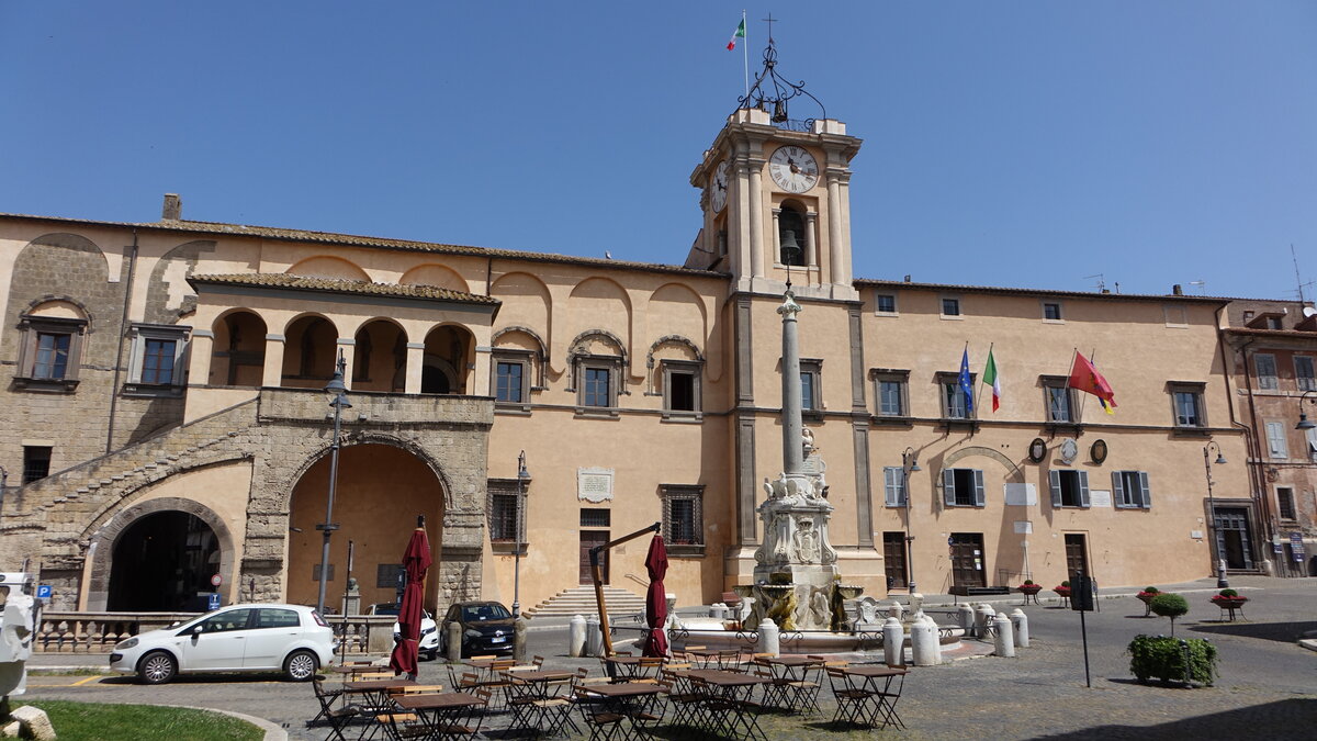 Tarquinia, Palazzo Comunale und Fontana di Piazza an der Piazza Giacomo Matteotti, erbaut im 13. Jahrhundert (23.05.2022)