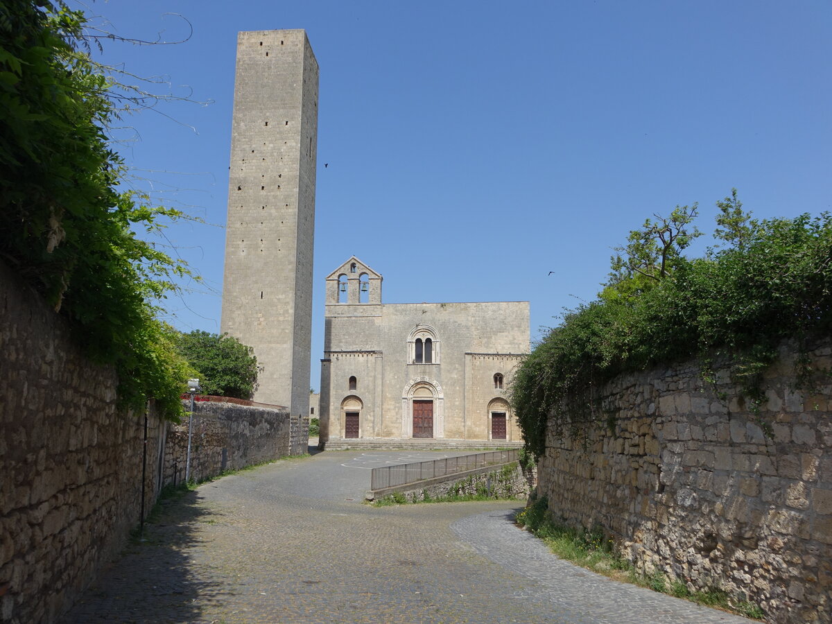 Tarquinia, Pfarrkirche St. Maria di Castello, erbaut von 1121 bis 1208, Fassade mit Dreiportalanlage (23.05.2022)