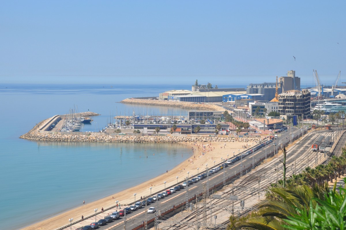 TARRAGONA (Provincia de Tarragona), 08.06.2015, Blick vom Balc del Mediterrani auf den Hafen