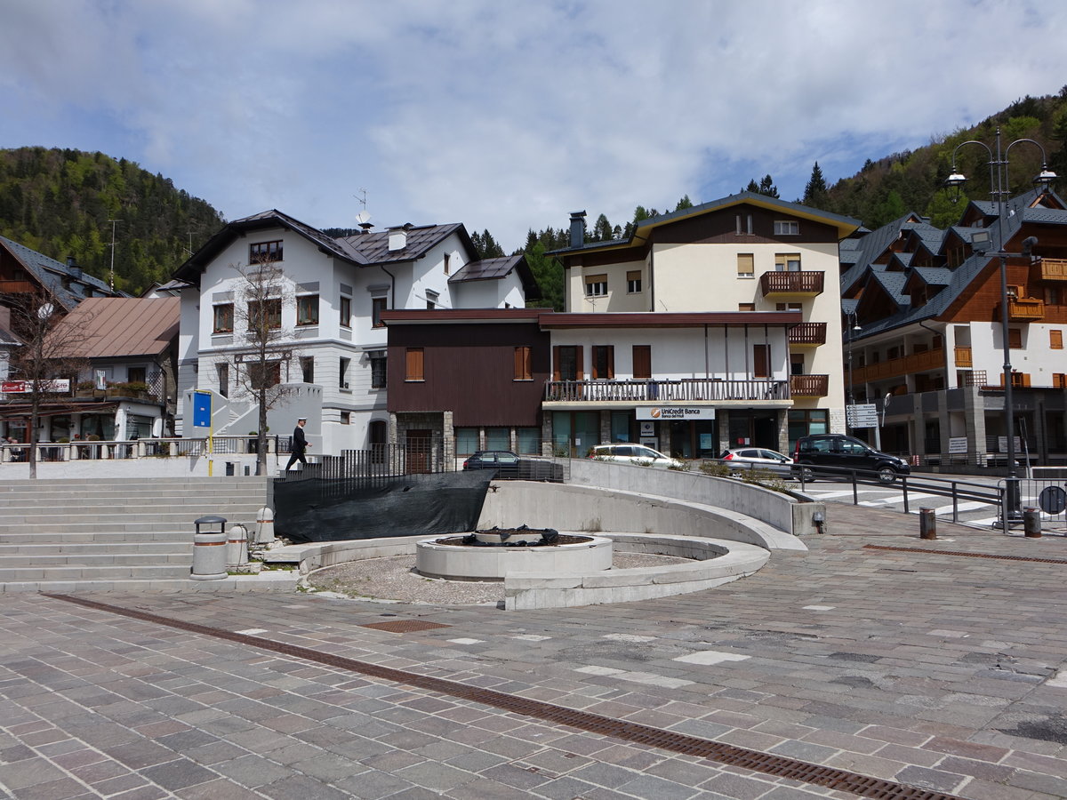 Tarvisio, Gebude und Brunnen an der Piazza Unita (05.05.2017)