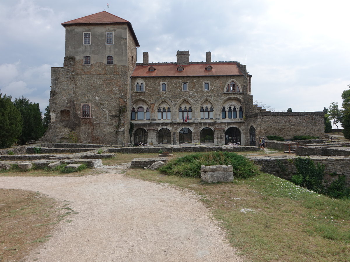 Tata, Burg/Var, erbaut im 14. Jahrhundert, heute Kuny Domokos Museum (25.08.2018)