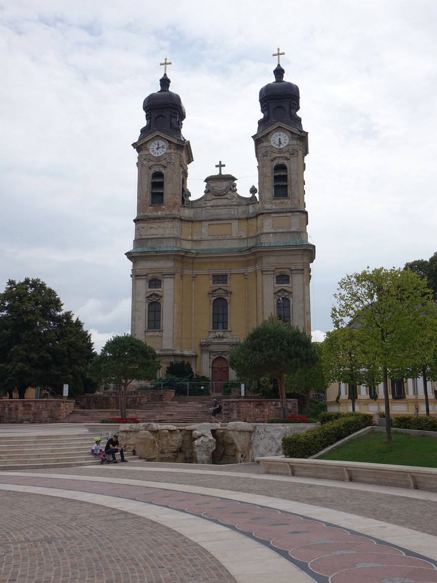 Tata, Heiligkreuz Pfarrkirche mit Doppelturmfassade, erbaut von 1751 bis 1785 durch Jakob Fellner (25.08.2018)