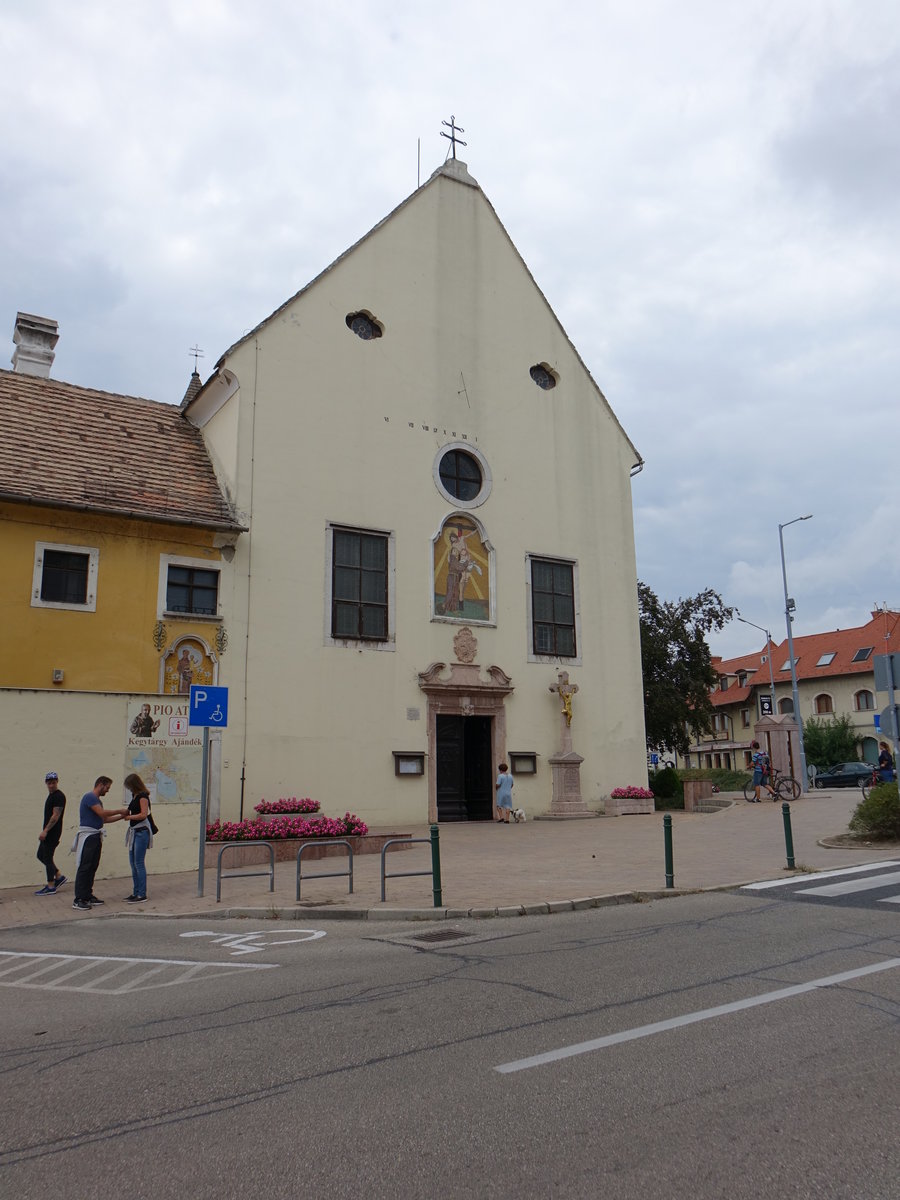 Tata, Kapuzinerkirche, erbaut von 1743 bis 1746 durch Jakob Fellner, das mit rotem Marmor eingefate Portal schmckt das Esterhazy Wappen (25.08.2018)