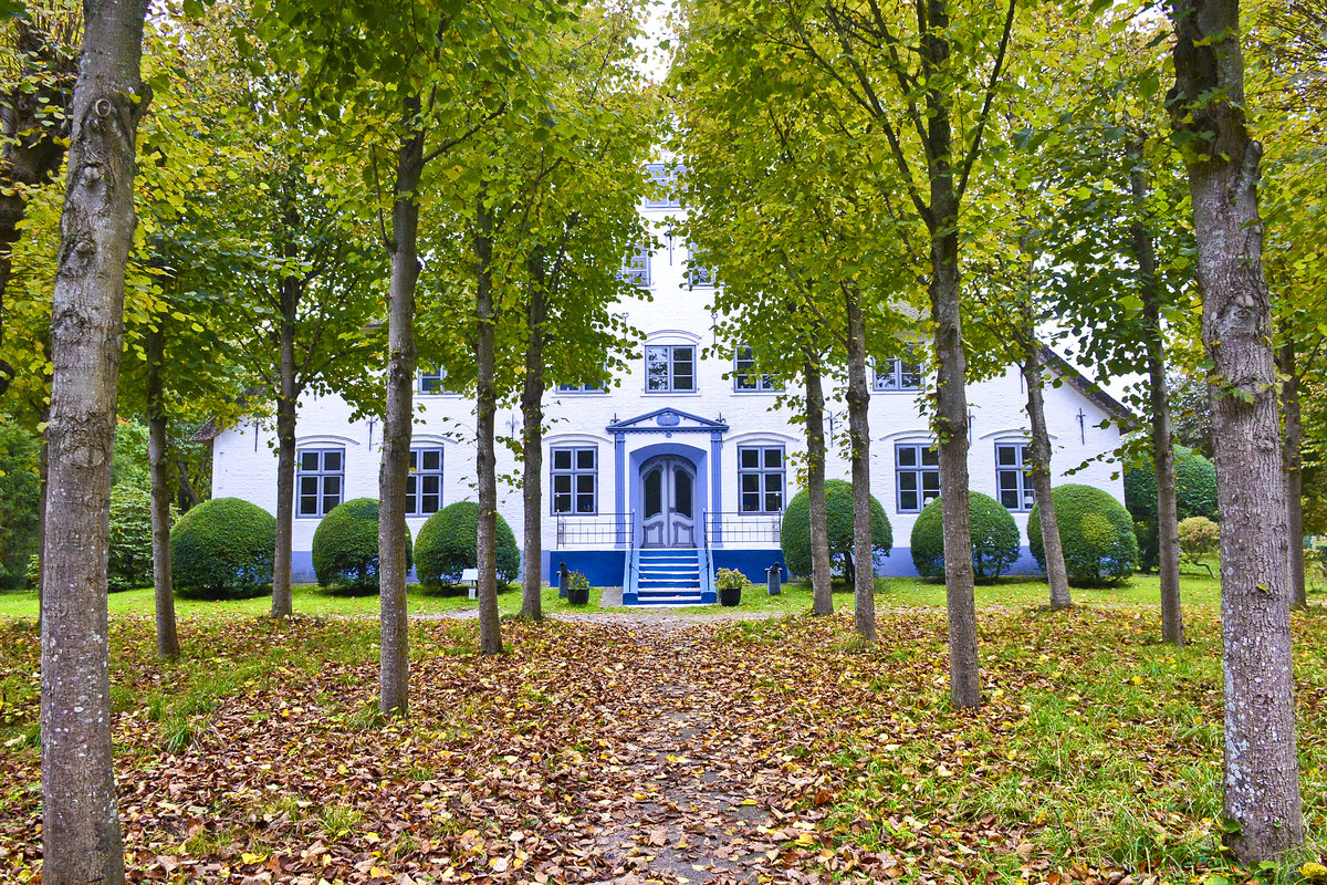 Tating auf der Halbnsel Eidersted - Der historische Haubarg im Hochdorfer Garten. Aufnahme: 20. Oktober 2020.