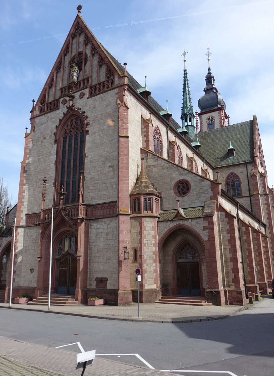 Tauberbischofsheim, katholische Stadtpfarrkirche St. Martin, erbaut von 1910 bis 1914 nach Plnen von Ludwig Maier (15.04.2018)