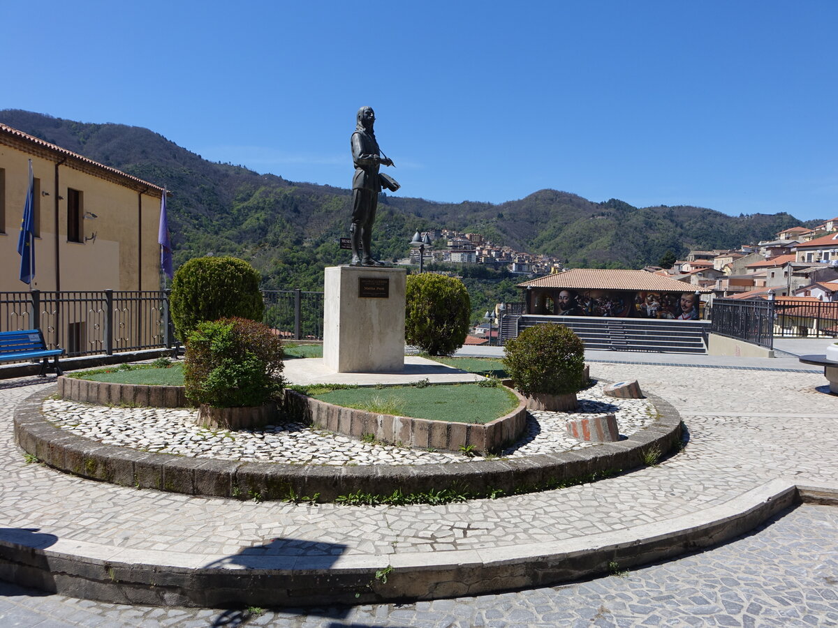 Taverna, Denkmal fr Mattia Preti an der Piazza del Popolo (08.04.2024)