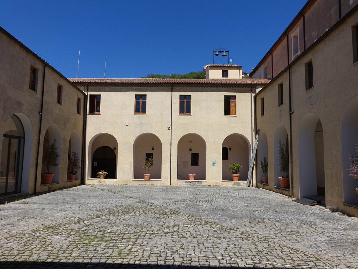 Taverna, Kreuzgang im ehem. Dominikanerkloster, heute Rathaus und Museo Civico (08.04.2024)