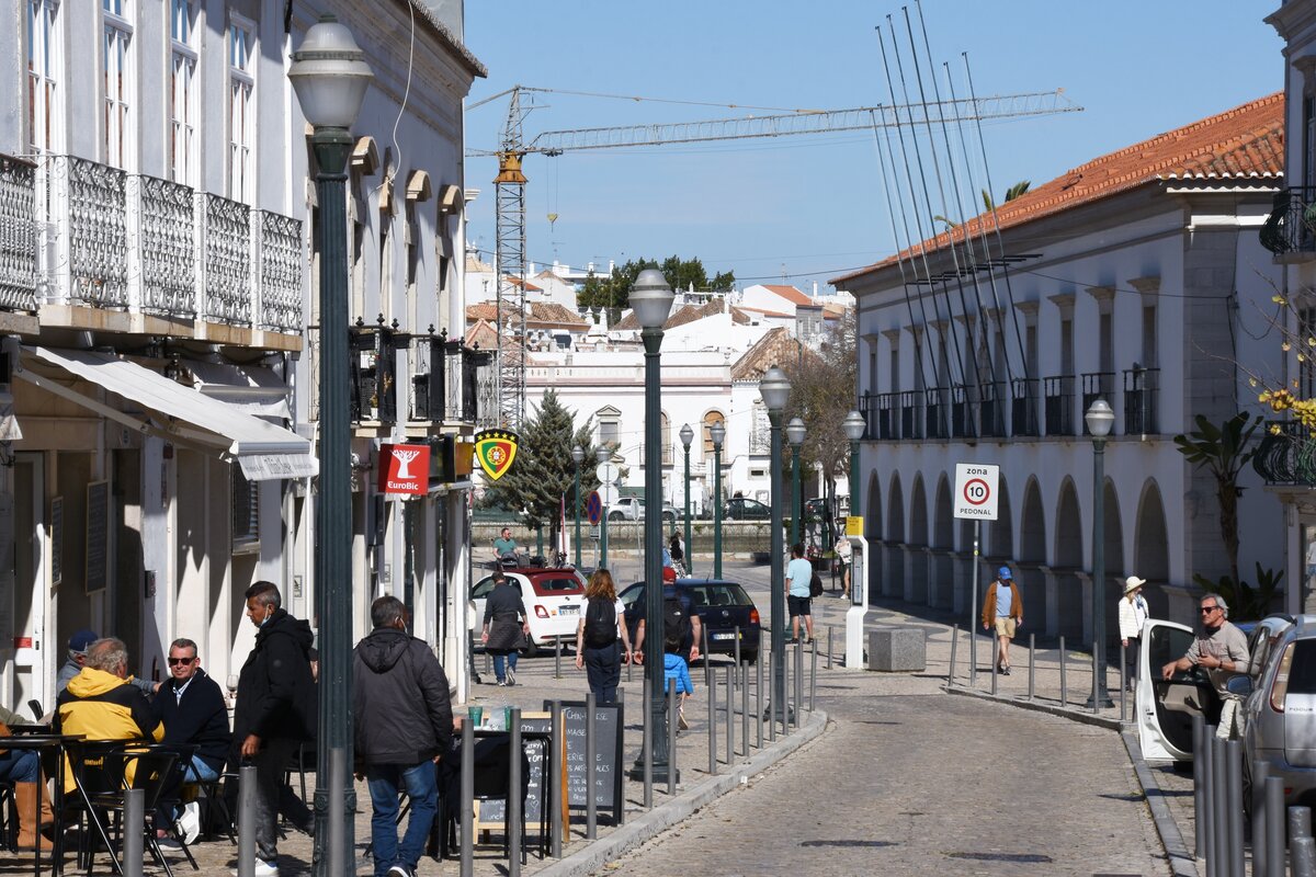 TAVIRA, 19.02.2022, Avenida da Liberdade; rechts das Gebude mit den Torbgen beherbergt die Cmara Municipal, die lokale Exekutive