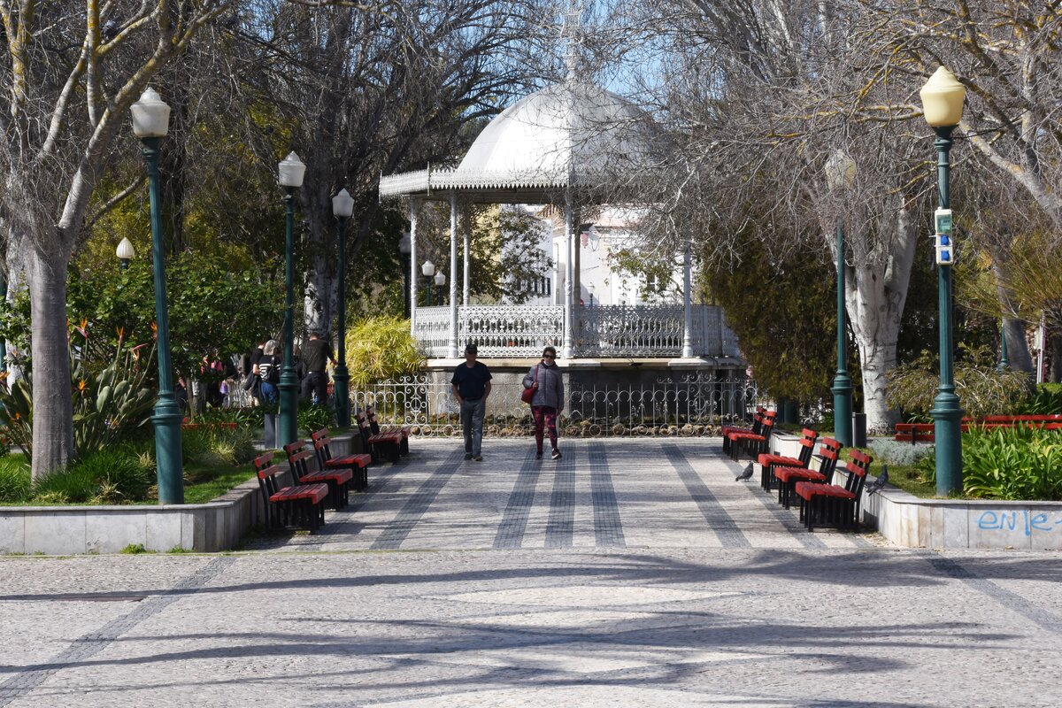 TAVIRA, 19.02.2022, Blick auf den Pavillon im vor der ehemaligen Markthalle gelegenen Jardim Pblico (ffentlicher Garten)