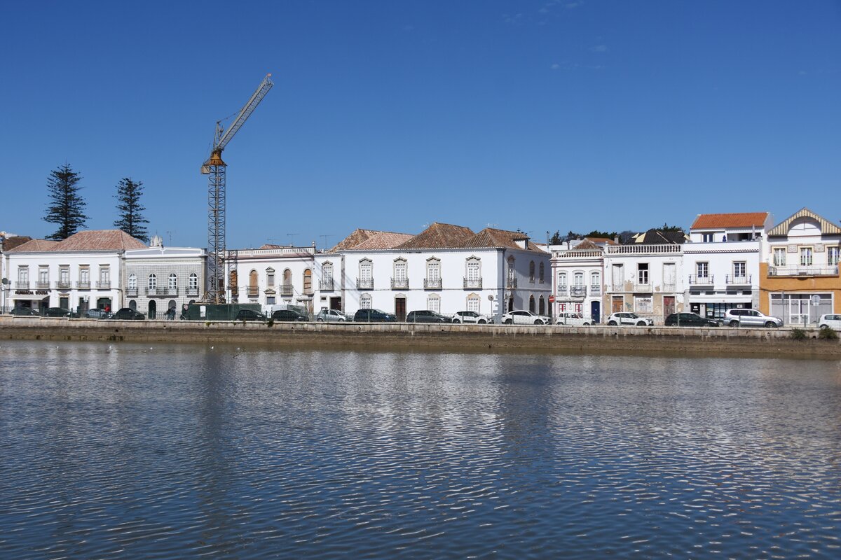 TAVIRA, 19.02.2022, Blick vom Westufer des Rio Gilo auf das Ostufer