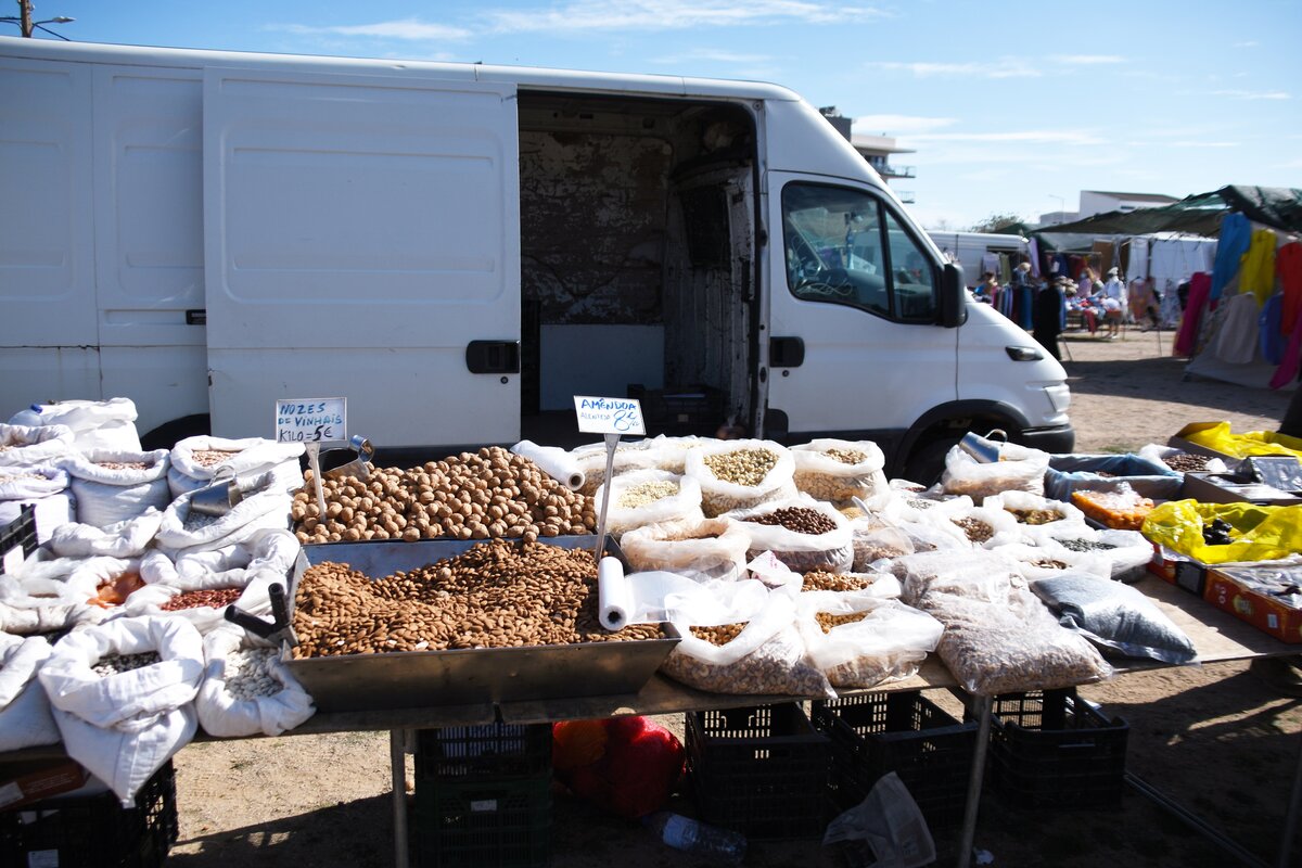 TAVIRA, 19.02.2022, Markttag auf dem Gelnde des Parque de Feiras e Mercado; er findet hier an jedem dritten Samstag im Monat statt