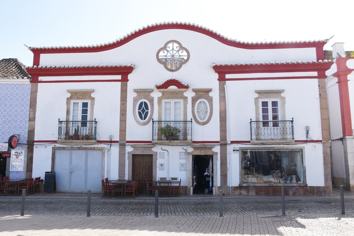 TAVIRA, 19.03.2022, Blick auf ein Wohn- und Geschftshaus in der Rua Jos Pires Padinha nahe der ehemaligen Markthalle