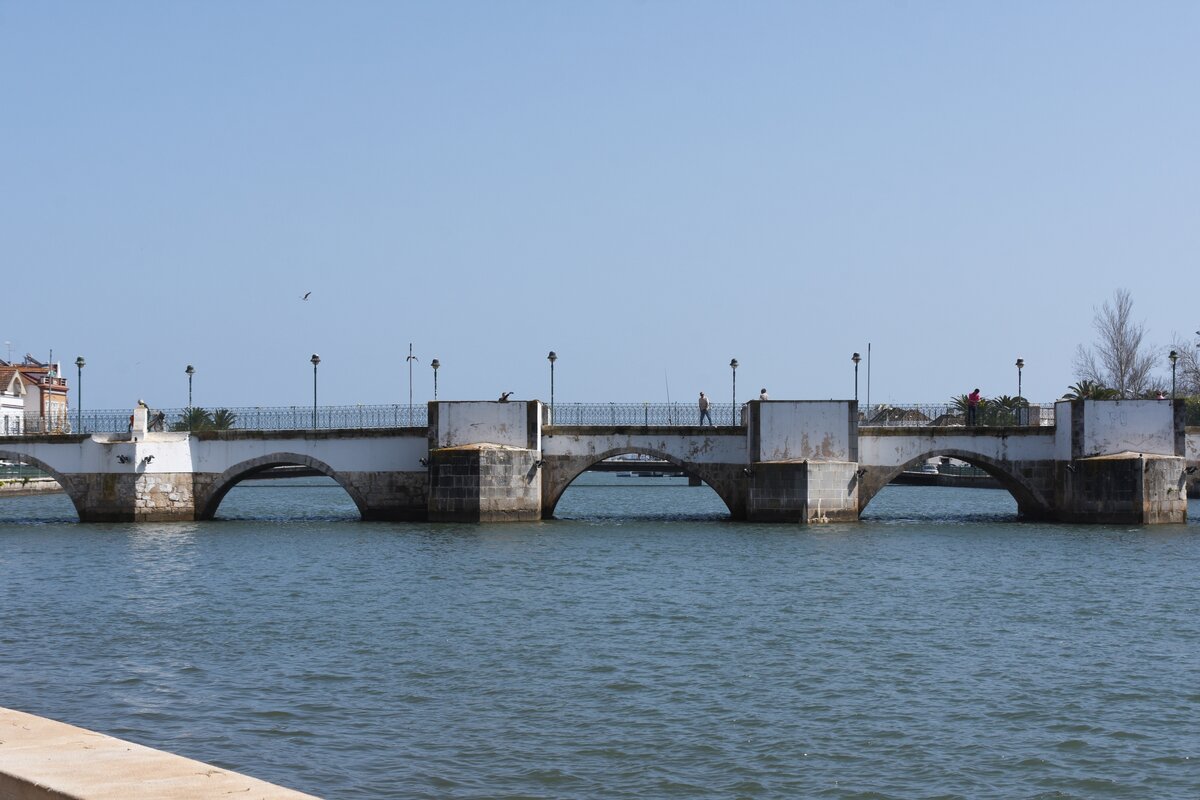 TAVIRA, 19.03.2022, Blick auf den Rio Gilo mit der Ponte Romana (rmische Brcke)