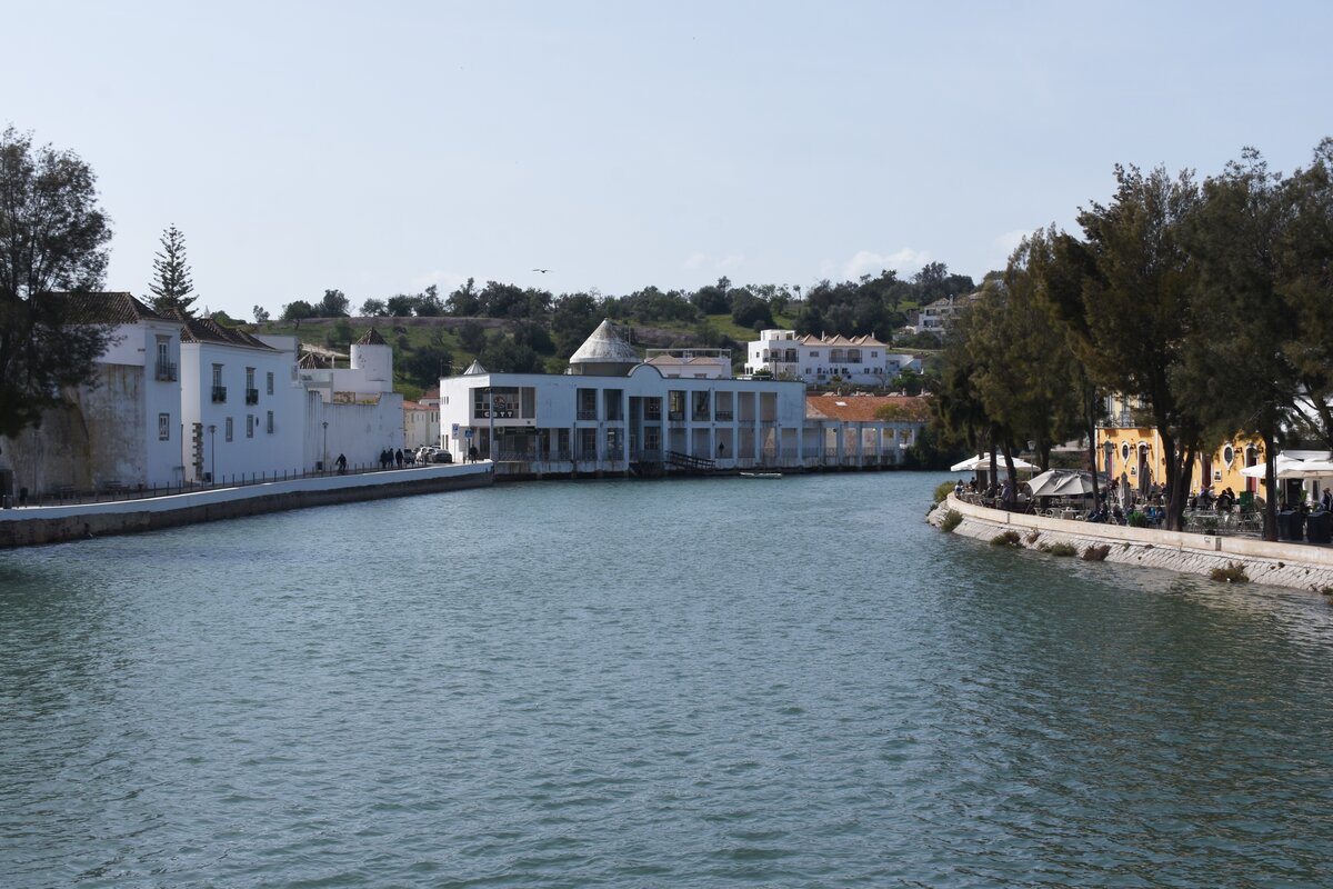 TAVIRA, 19.03.2022, Blick flussaufwrts auf den Busbahnhof (in der Bildmitte)