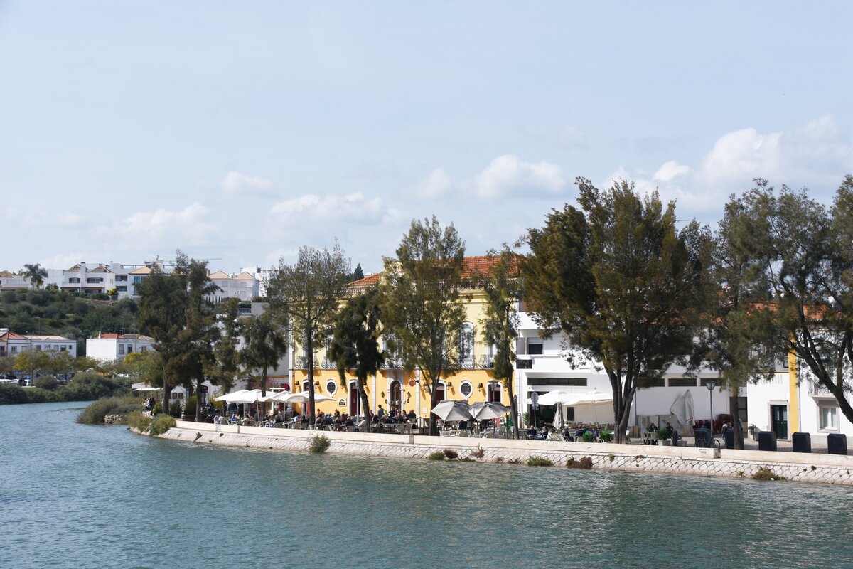 TAVIRA, 19.03.2022, Blick von der Ponte Romana auf die nett hergerichtete Rua Borda d'gua da Asseca