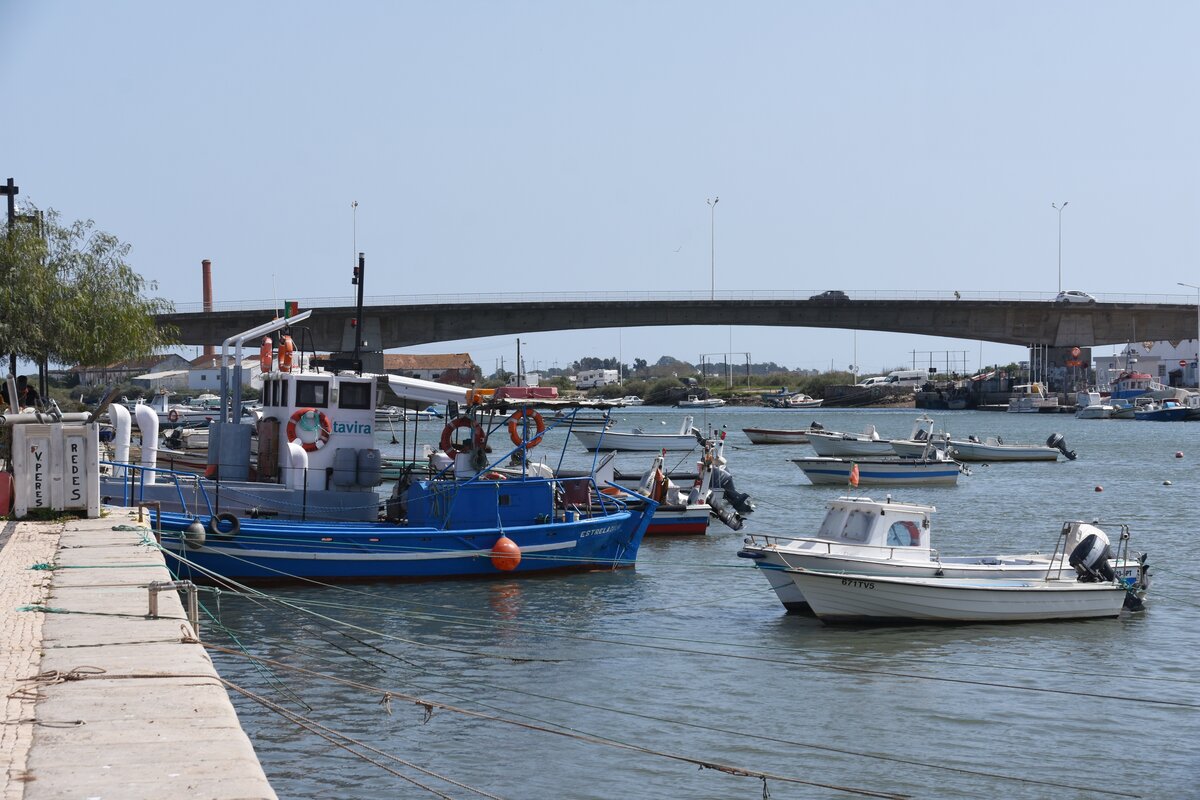 TAVIRA, 19.03.2022, Blick von der Rua Eduarda Lapa auf den Rio Gilo; im Hintergrund die vor einigen Jahren errichtete neue Autobrcke ber den Fluss