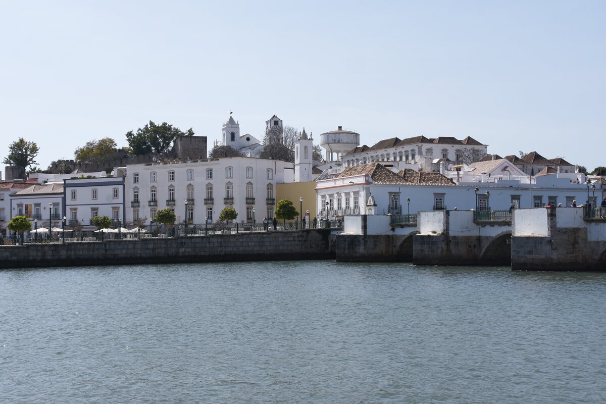 TAVIRA, 19.03.2022, Blick ber den Rio Gilo; rechts im Vordergrund die rmische Brcke, dahinter das  berragende  Museu Municipal, dann (v.r.n.l.) der Turm der Igreja da Misericrdia, die beiden Trme der sehenswerten Igreja de Santa Maria do Castelo und Teile der Burgmauer