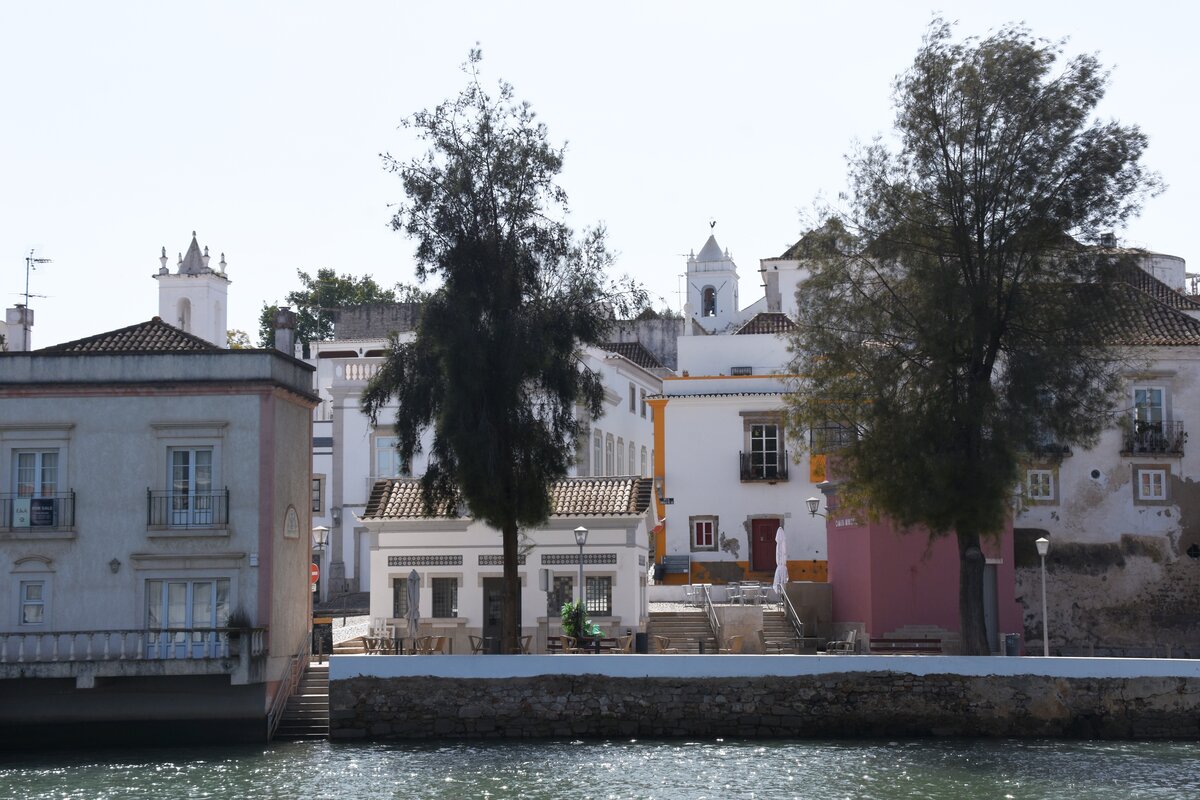 TAVIRA, 19.03.2022, Blick ber den Rio Gilo auf die Rua Pelames