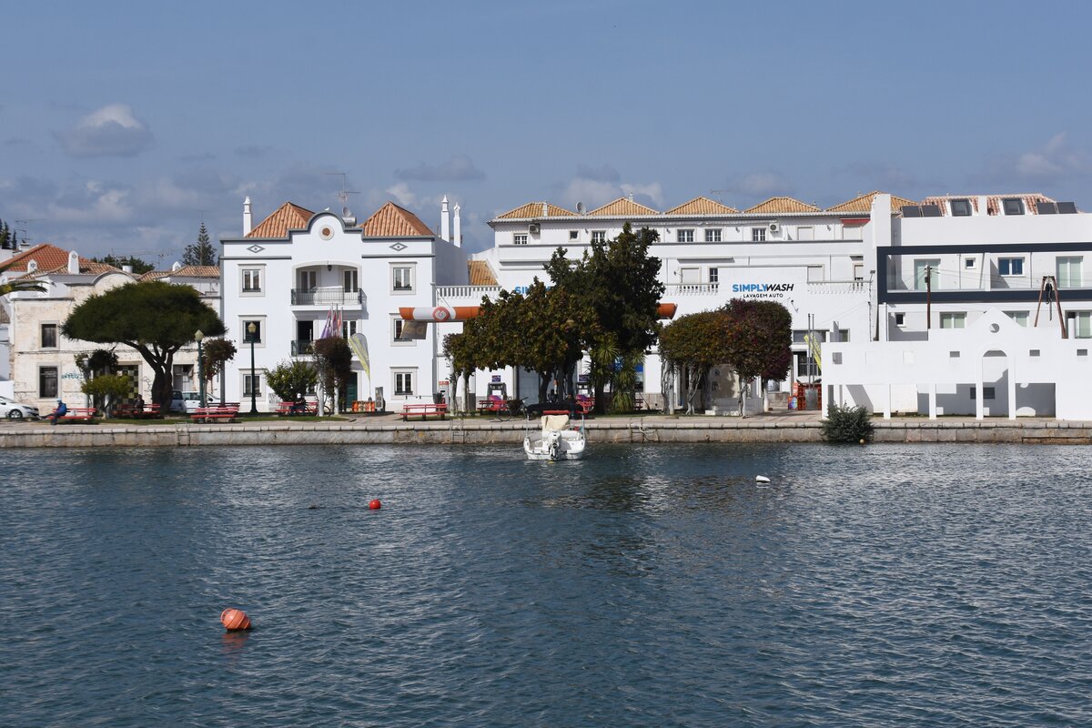 TAVIRA, 19.03.2022, Blick ber den Rio Gilo auf Huser in der Rua Eduarda Lapa