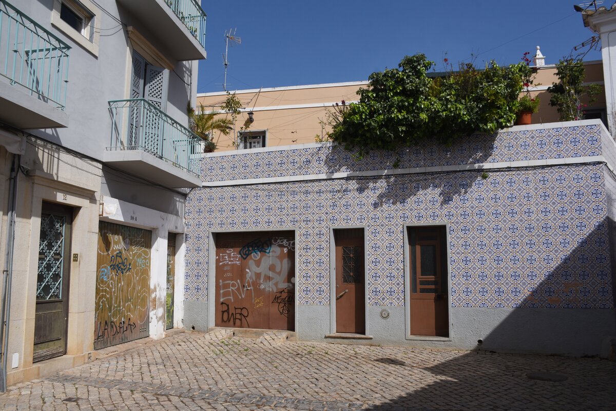 TAVIRA, 19.03.2022, ein mit Azulejos verziertes Haus in der Rua Borda d'gua da Asseca