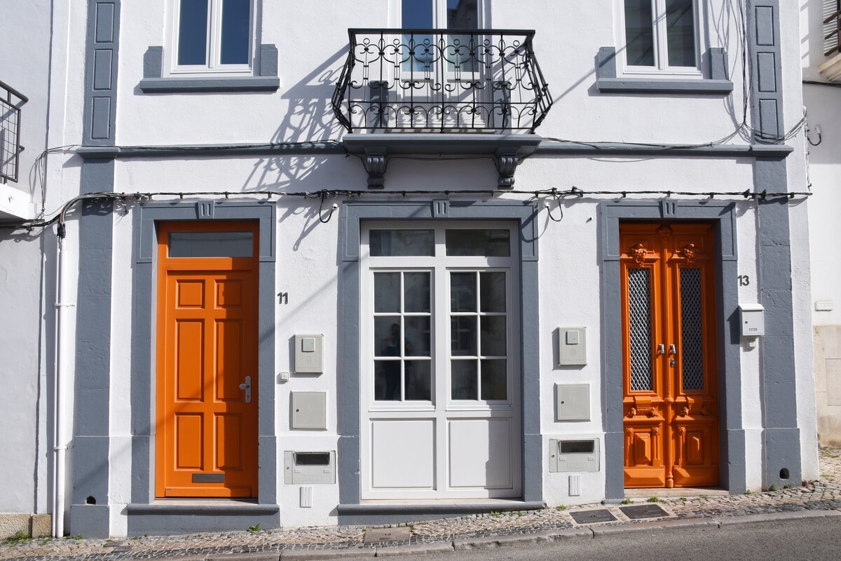 TAVIRA, 19.03.2022, ein Wohnhaus mit restaurierter Fassade in der Avenida Dr. Mateus Teixeira de Azevedo
