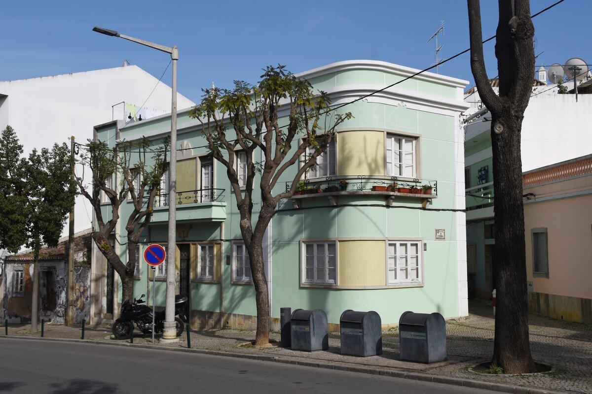 TAVIRA, 19.03.2022, ein Wohnhaus mit restaurierter Fassade in der Avenida Dr. Mateus Teixeira de Azevedo