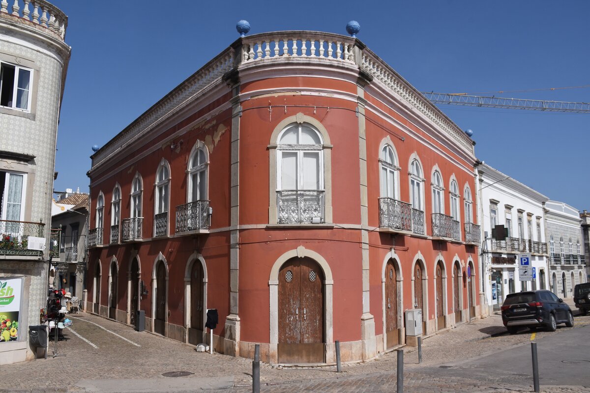 TAVIRA, 19.03.2022, imposantes Eckhaus, das irgendwie unbewohnt wirkt, an der Ecke Rua Jacques Pessoa und Rua Antnio Cabreira