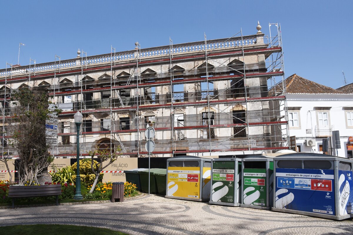 TAVIRA, 19.03.2022, Neubau eines Hauses, bei dem nur die alte Fassade erhalten bleibt, an der Praça Dr. António Padinha