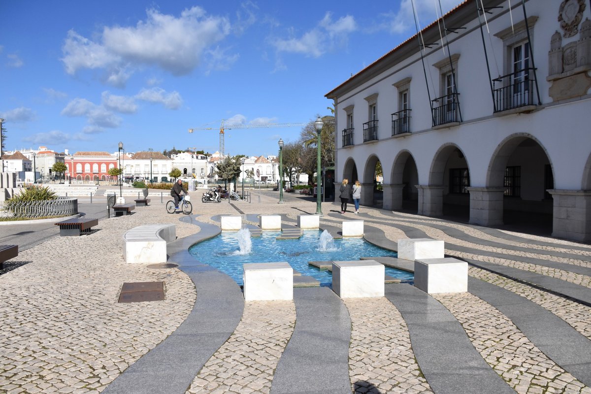 TAVIRA (Concelho de Tavira), 02.02.2019, die Praa da Repblica mit der Gebudefront der Cmara Municpal (vergleichbar mit einer Kreisverwaltung in Deutschland) von Tavira