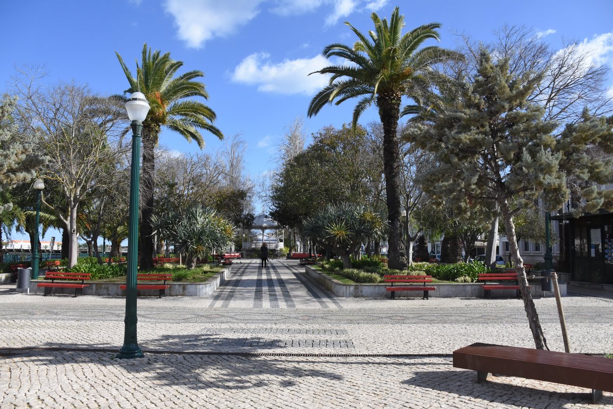 TAVIRA (Concelho de Tavira), 02.02.2019, auf der Praa da Repblica mit Blick auf den Jardim Pblico