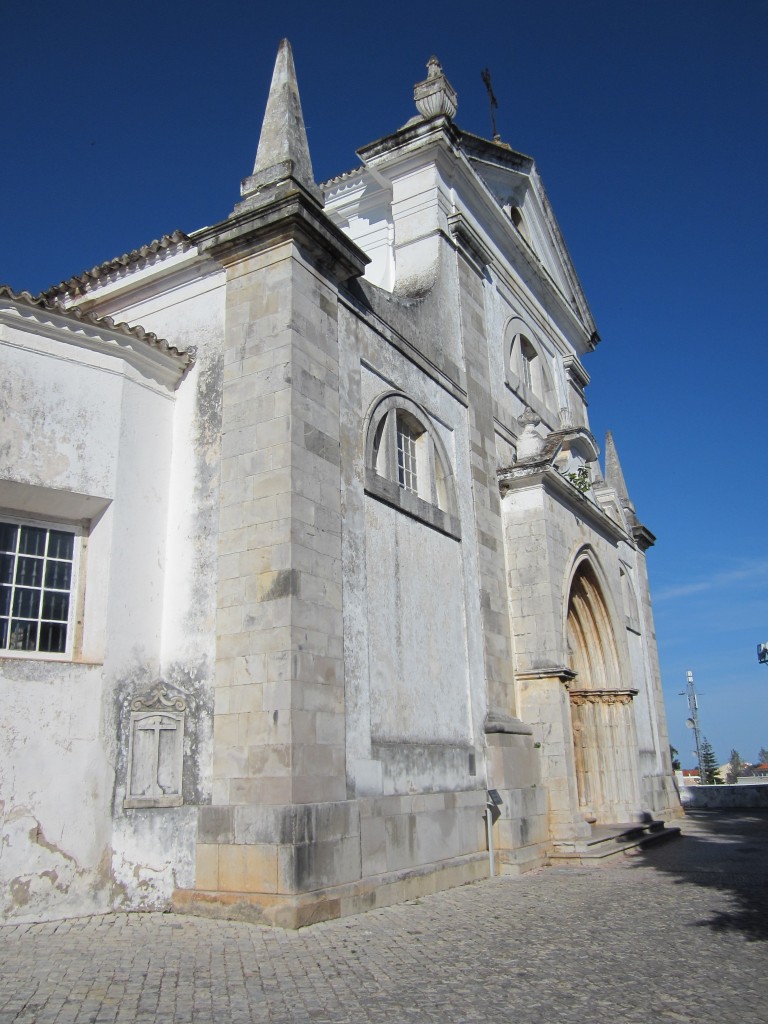 Tavira, Igreja de Santa Maria do Castelo, erbaut ab 1244 von Dom Sancho I. mit gotischem Portal (25.05.2014)